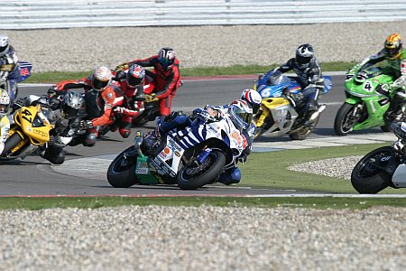 IDM- Superbike Starterfeld erste Kurve